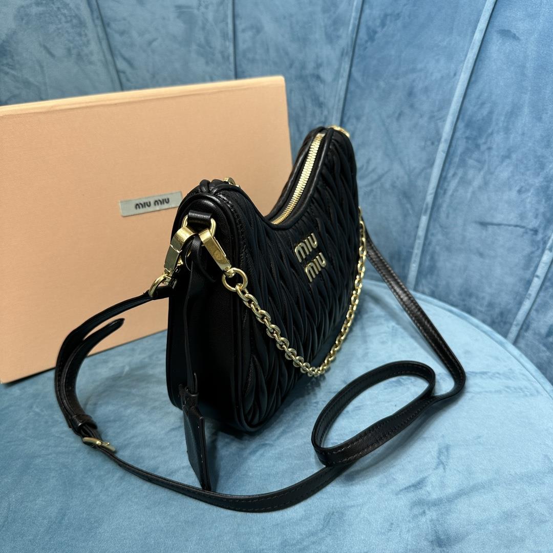 5BH211 New Miumiu Pleated Chain Bag This brand new soft sheepskin shoulder bag features ex