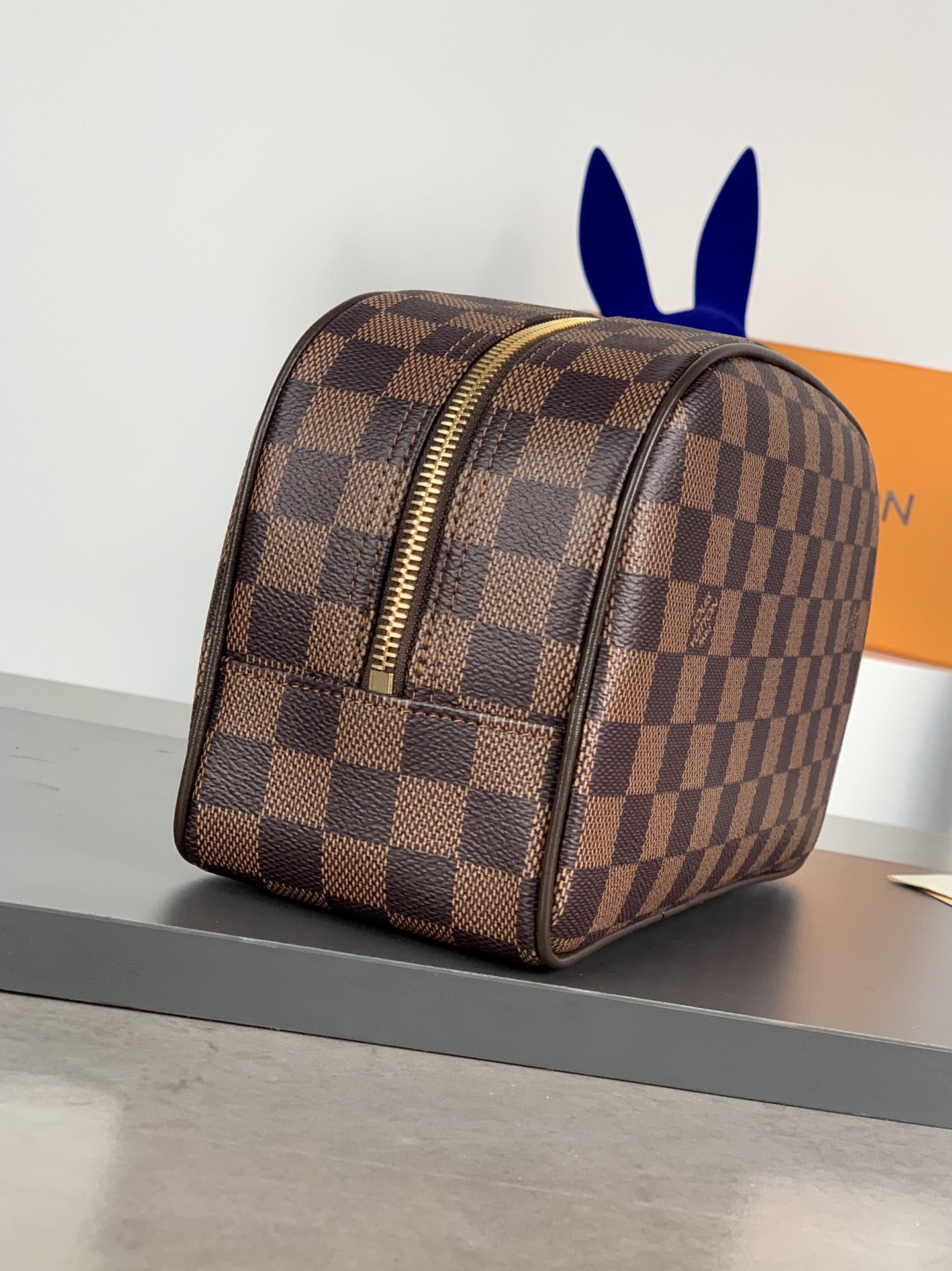 47527 New coffee bar Makeup bag This Damier canvas toilet bag has a slightly circular pocket s