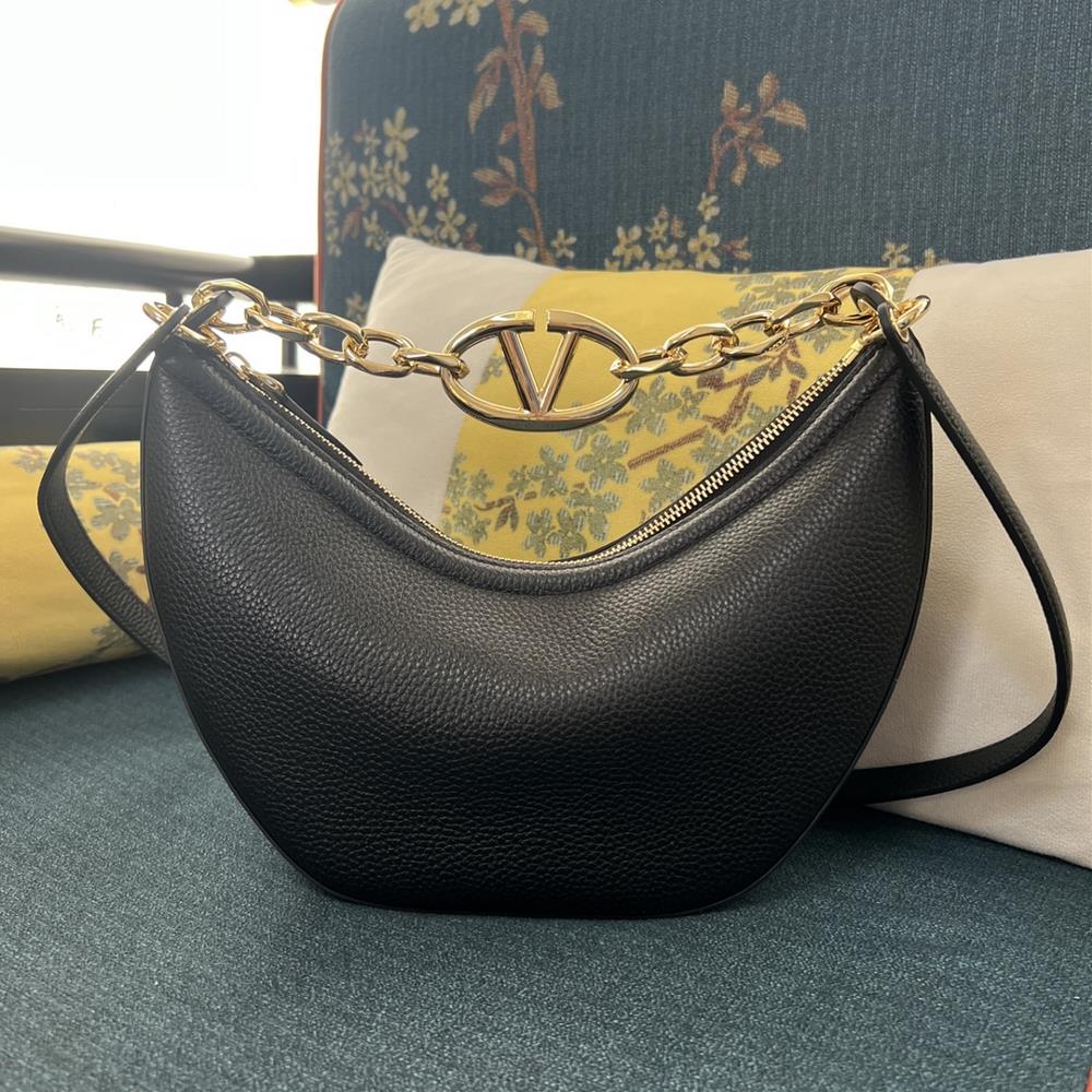 Small model 2080A Li WenGARAVANI VLOGO MOON small chain leather HOBO handbag Thanks to a chain and detachable leather shoulder straps this handbag c