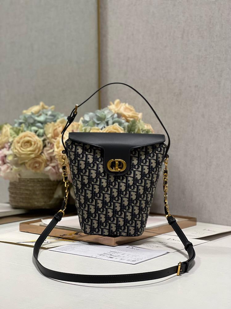 Dior30 MONTAIGNE Large Chain Bucket Package Blue DThis 30 Montaigne large chain bucket bag is a new addition to the early spring 2024 collection exqu