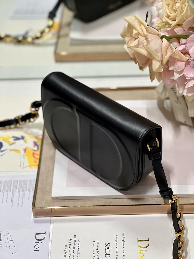 Dior CD Signature handbag blackThis CD Signature handbag paired with shoulder straps is