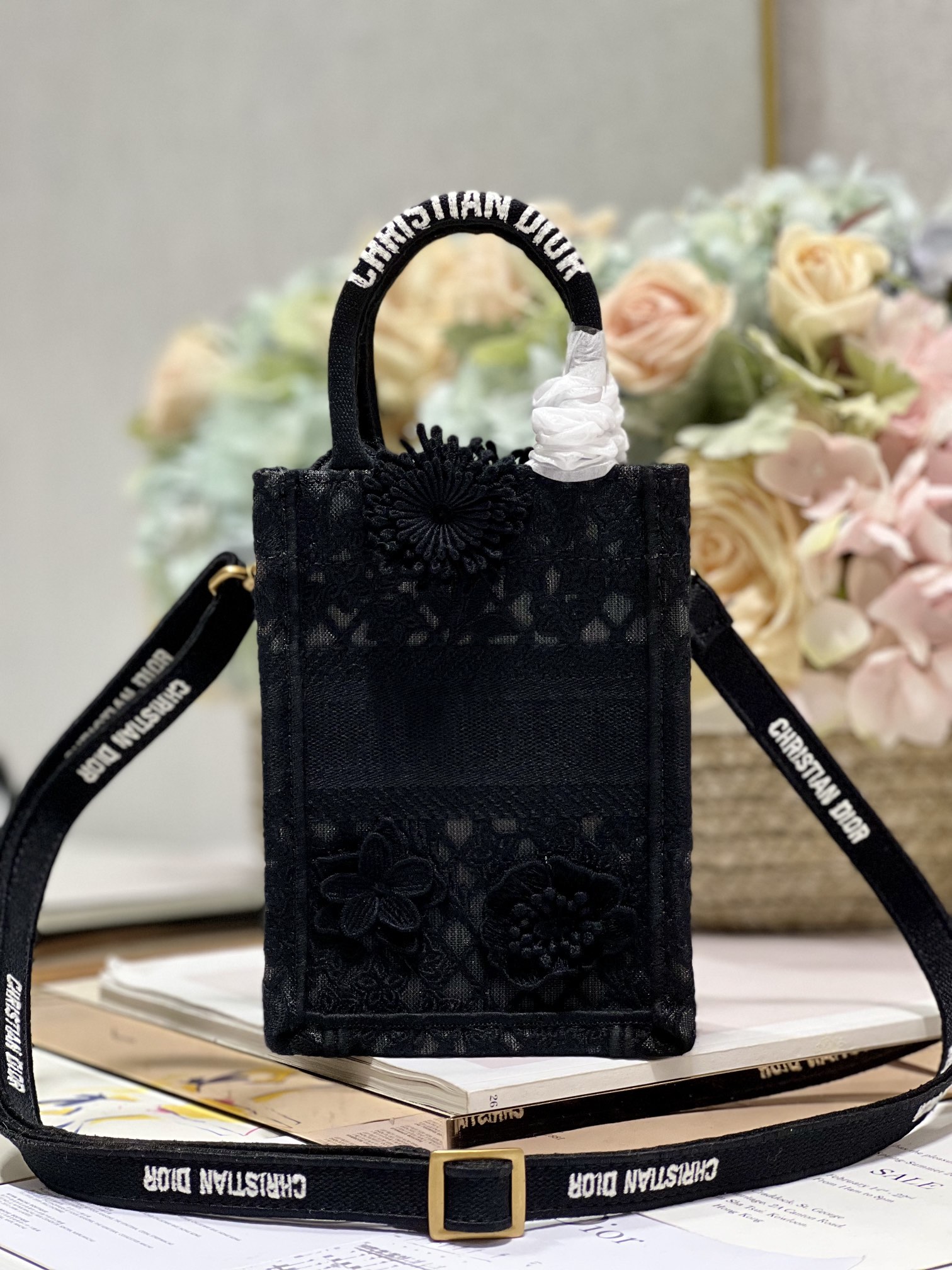 Dior Mini BOOK TOTE Mobile Bag Fish Silk BlackThis phone bag is a new product of this season d