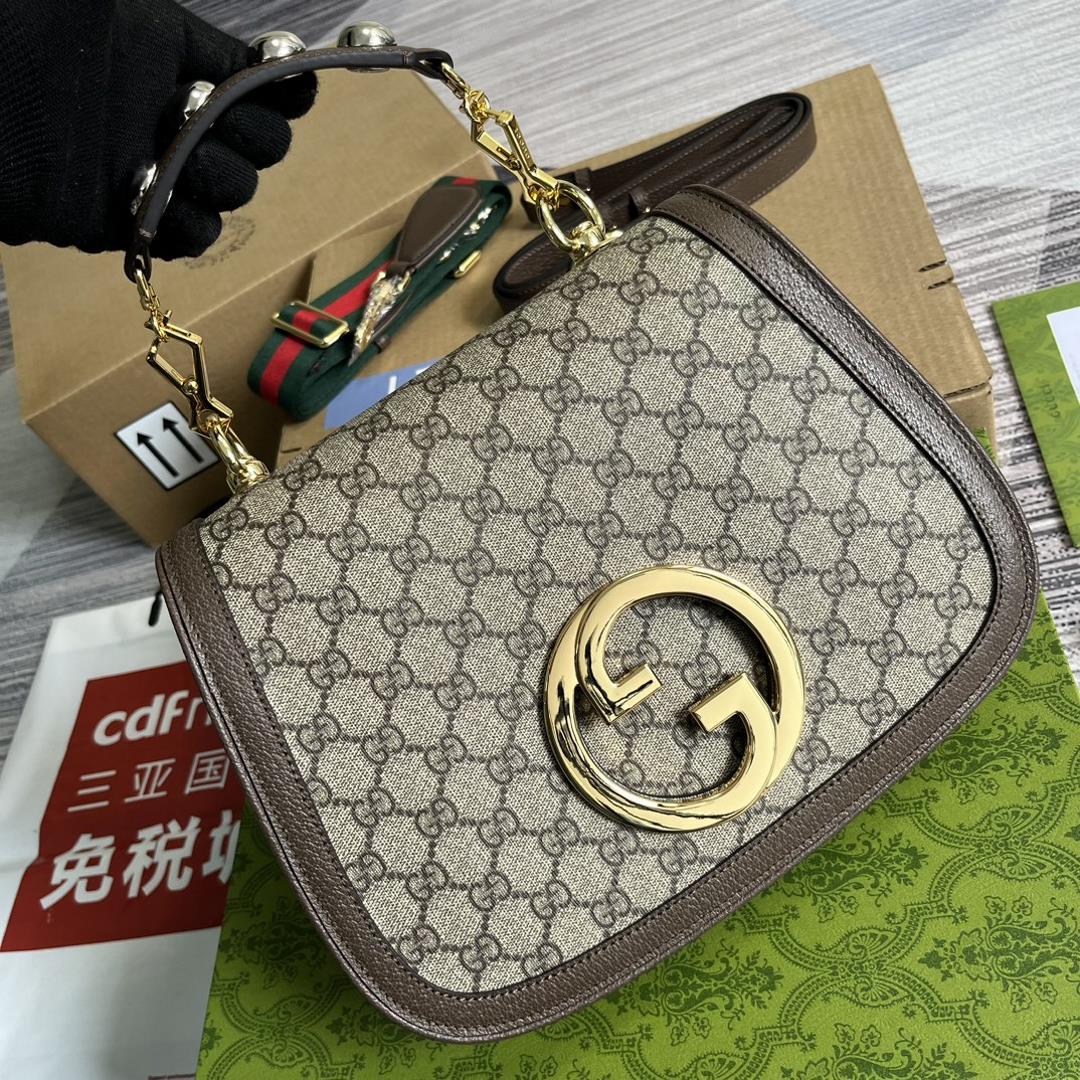 Equipped with a complete set of packaging the Gucci Blonde Medium size bag comes from the arch