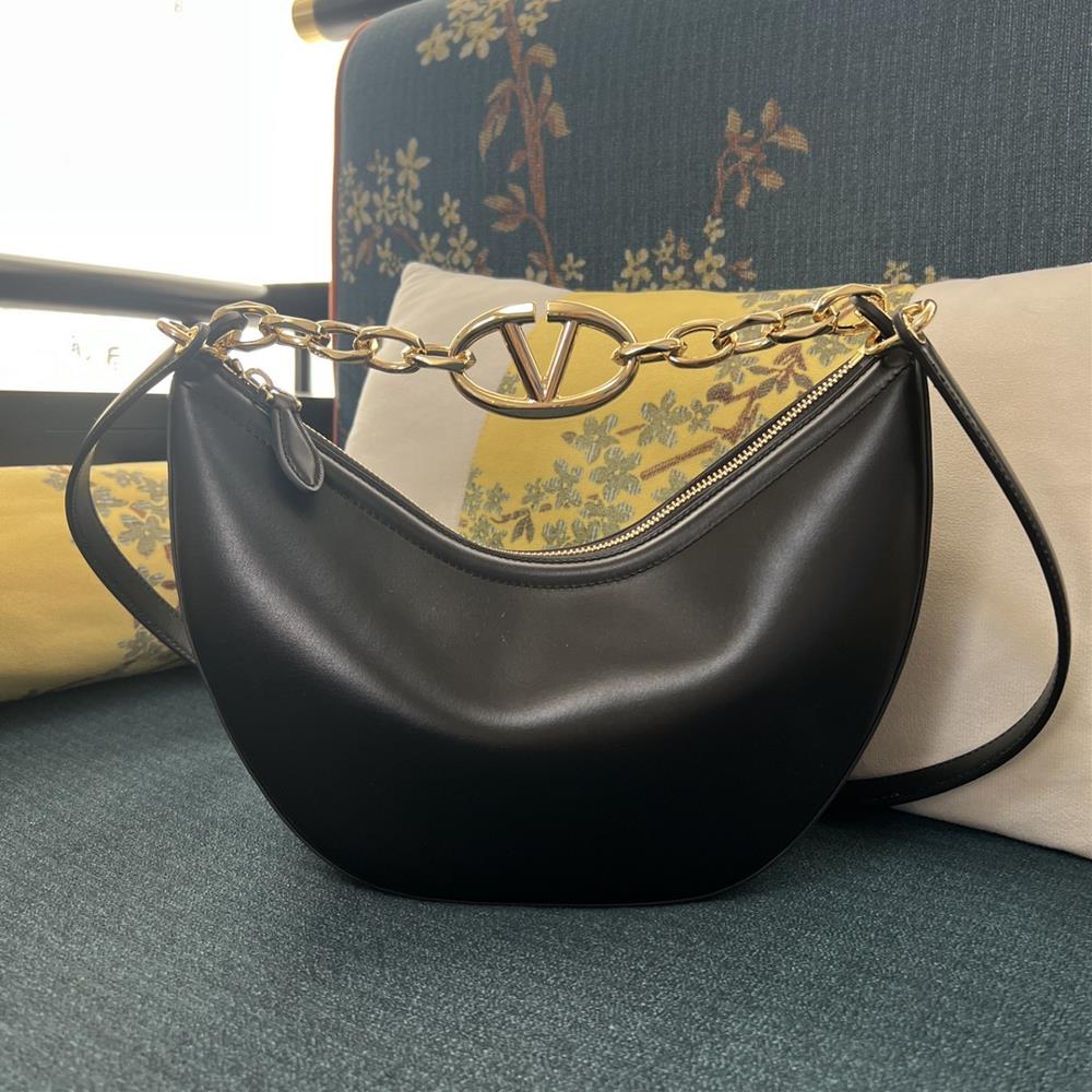 Small model 2080B plain weaveGARAVANI VLOGO MOON small chain leather HOBO handbag Thanks to a chain and detachable leather shoulder straps this hand