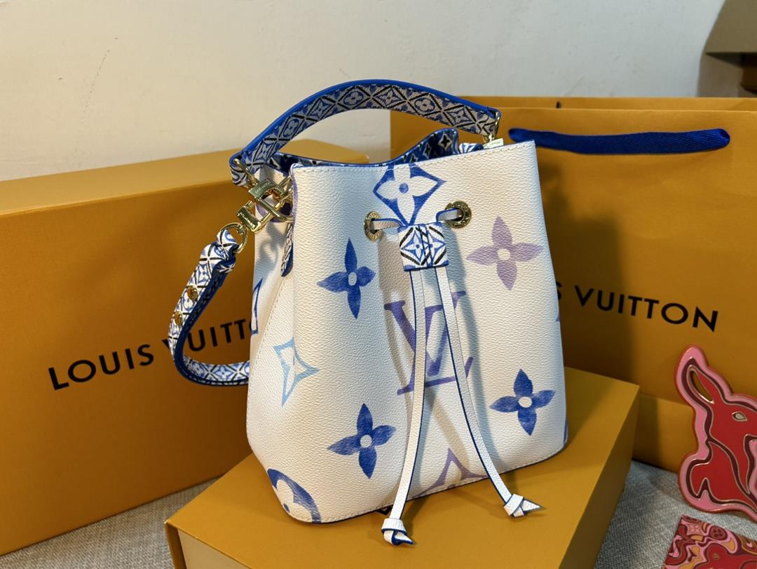 The new M22986 Blue NeoNo Bucket Bag features elegant canvas depicting Giant Monogram prints g