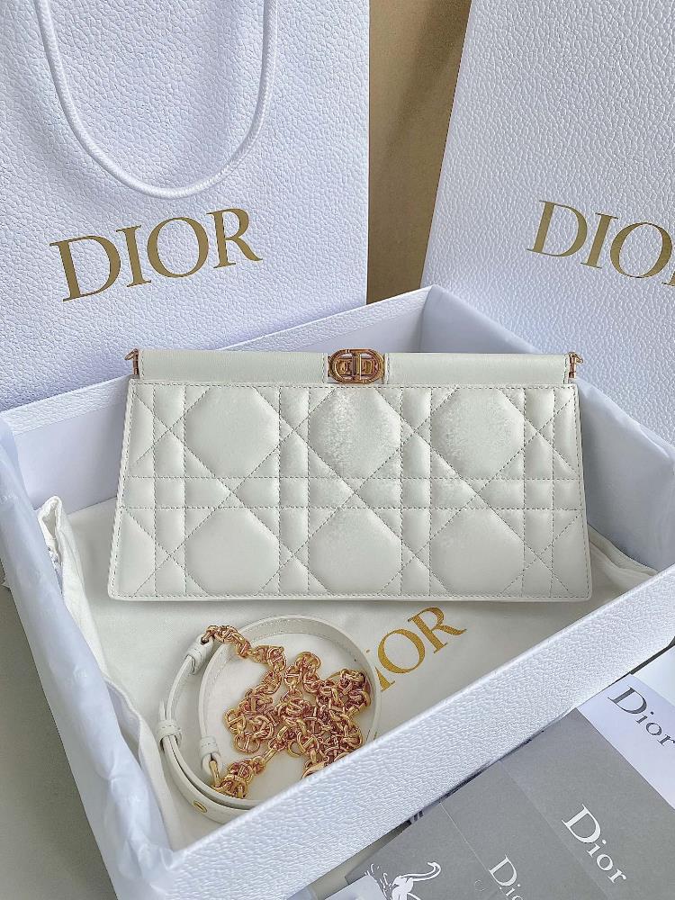 white Chain handbag Still an indispensable classic Darling grid CD metal opening and closing closure creates a sense of refinementVery elegant and fem