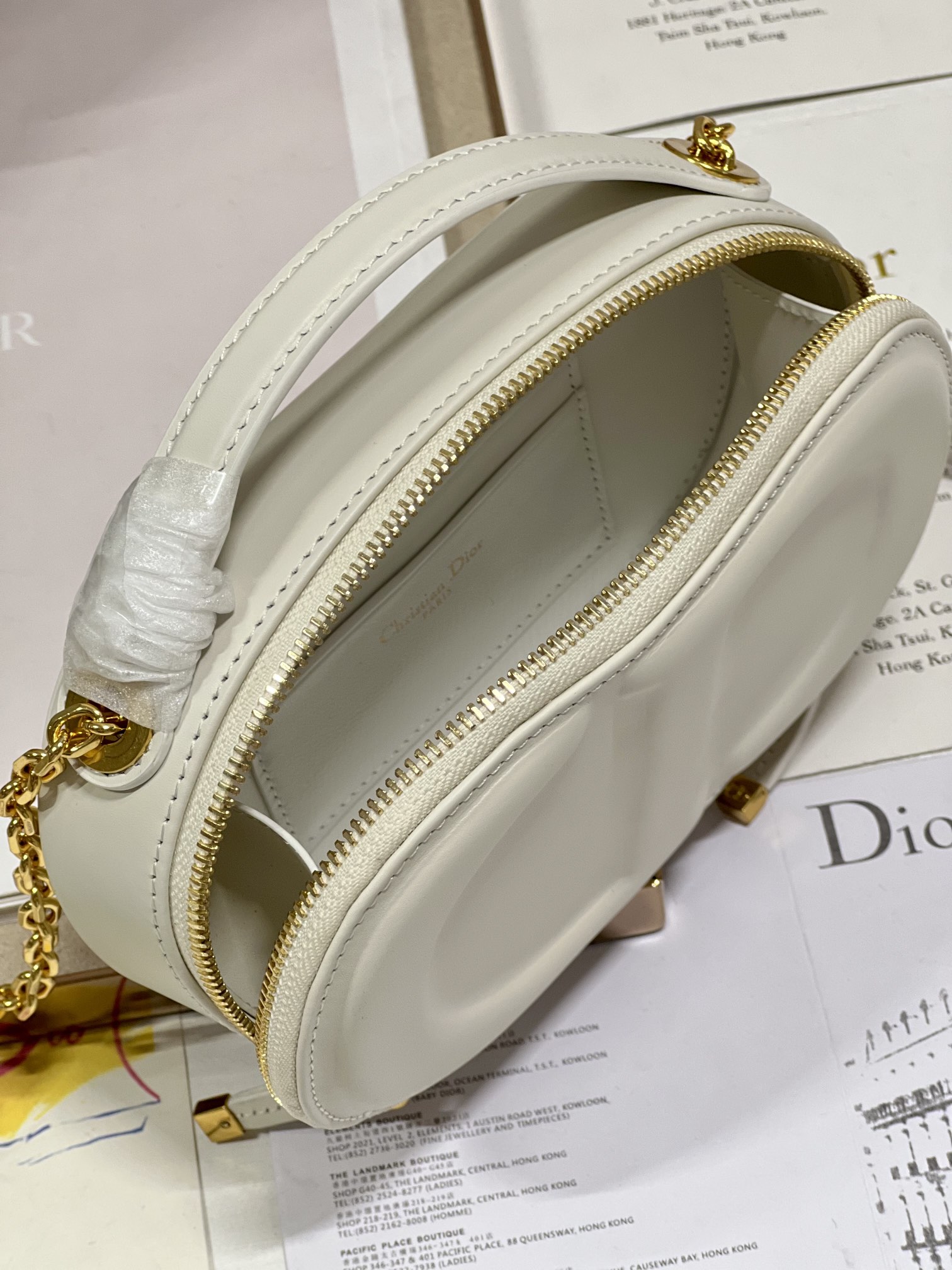 CD Signature Oval Camera Bag WhiteThis CD Signature Oval Camera Bag is a new addition to the a