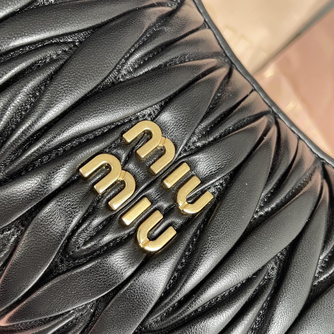 The MiuWander handbag a new product from M family features the iconic Matelasse texture embroi