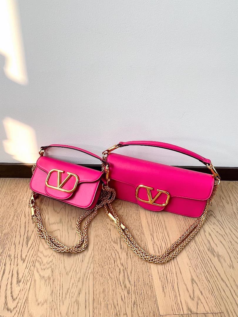 VALENTINO MINI LOC calfskinVLogo SignatureEquipped with detachable handle and detachable s