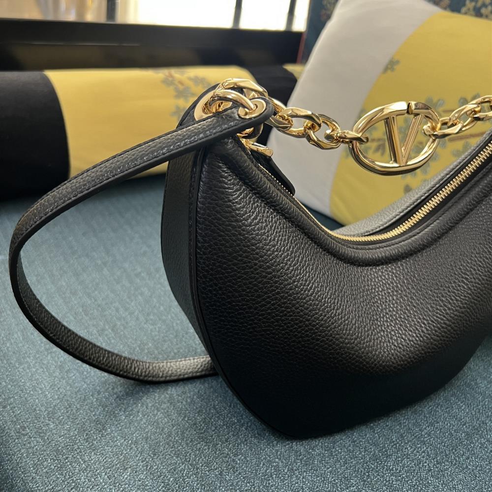 When I first laid eyes on the Valentino 2081A Litchi Grain HOBO handbag I knew it was the