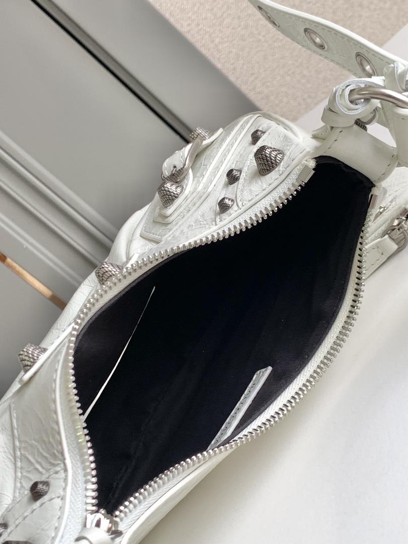 Balenciag Le Cagole Half Moon Underarm BagTo salute the classic motorcycle bag series the new 