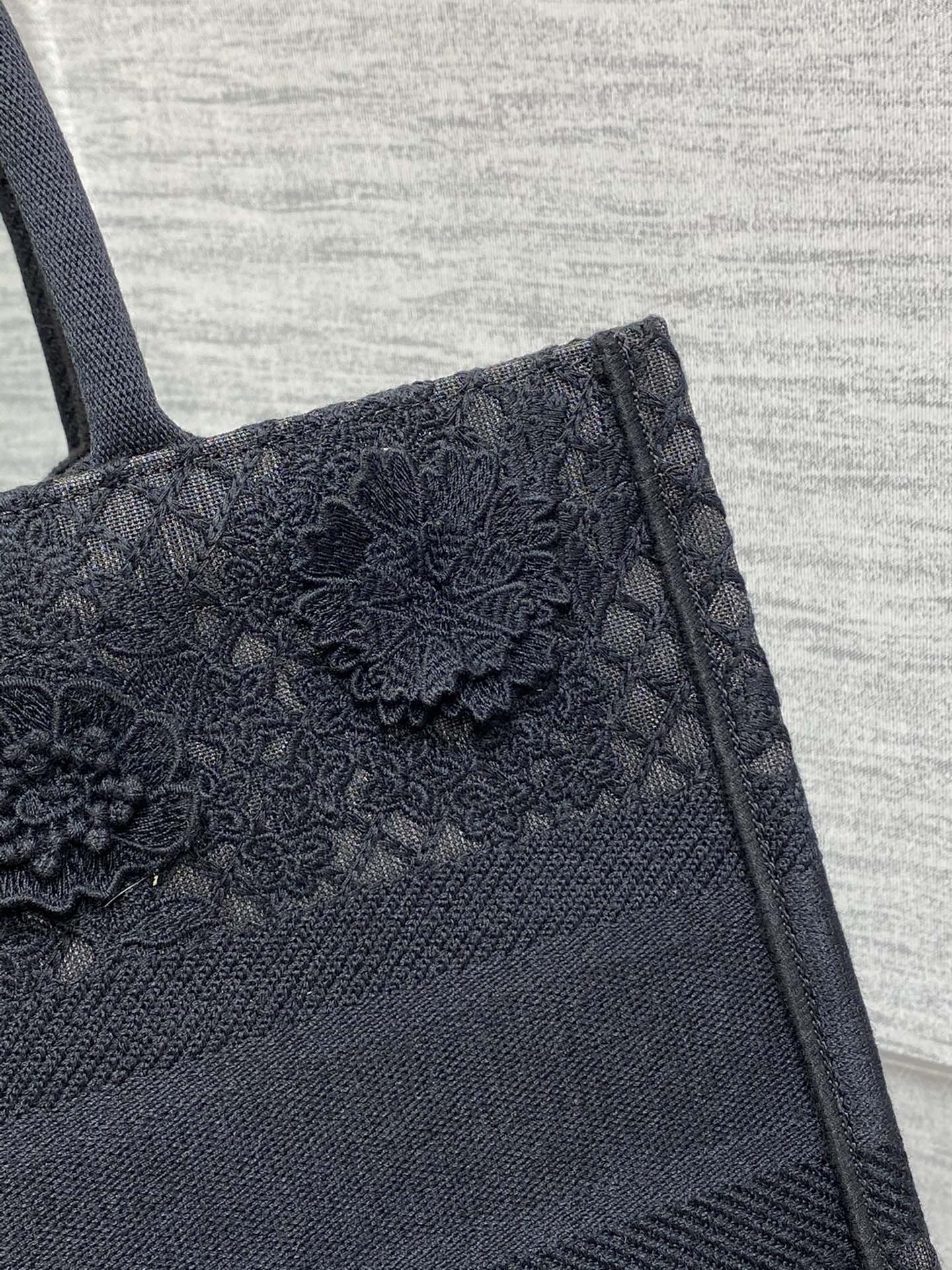 The latest pair of floral lace series has been shipped in a cool and refreshing mannerTote med