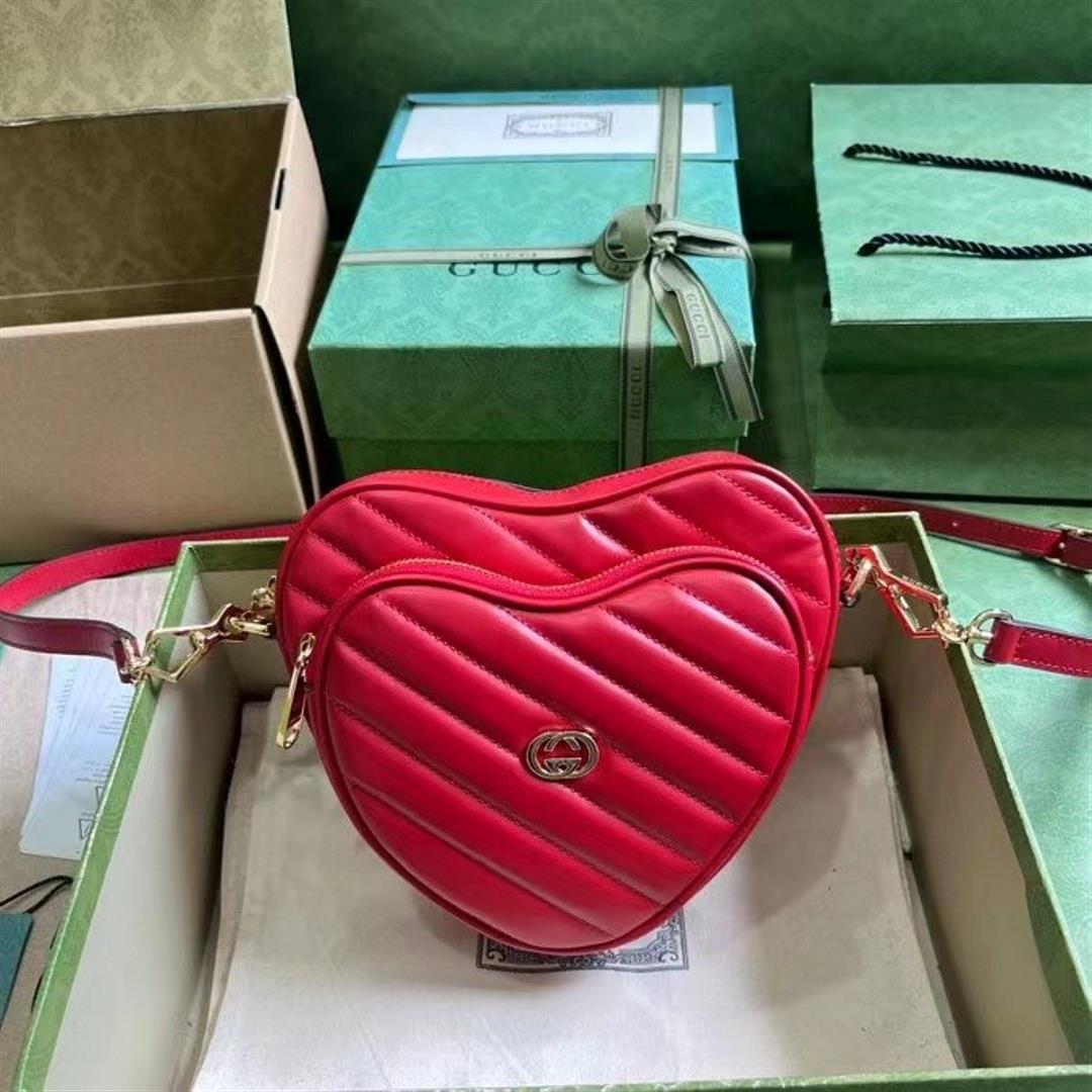 G mini heartshaped shoulder bag interlocking G theme draws inspiration from the past and present