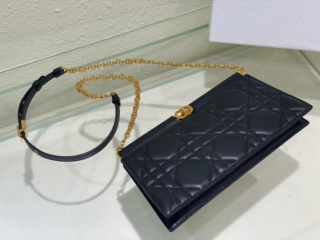 New Dior handbag This Dior Caro Colle Noire chain handbag is a new addition to the autumn