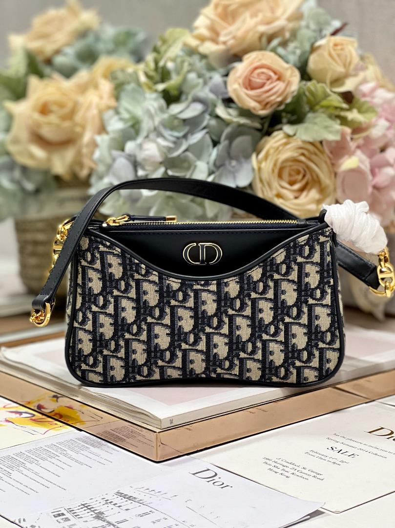 Dior MONTAIGNE HOBO AVENUE Mini Handbag PresbyopiaThis Hobo Avenue mini handbag is a new addition to