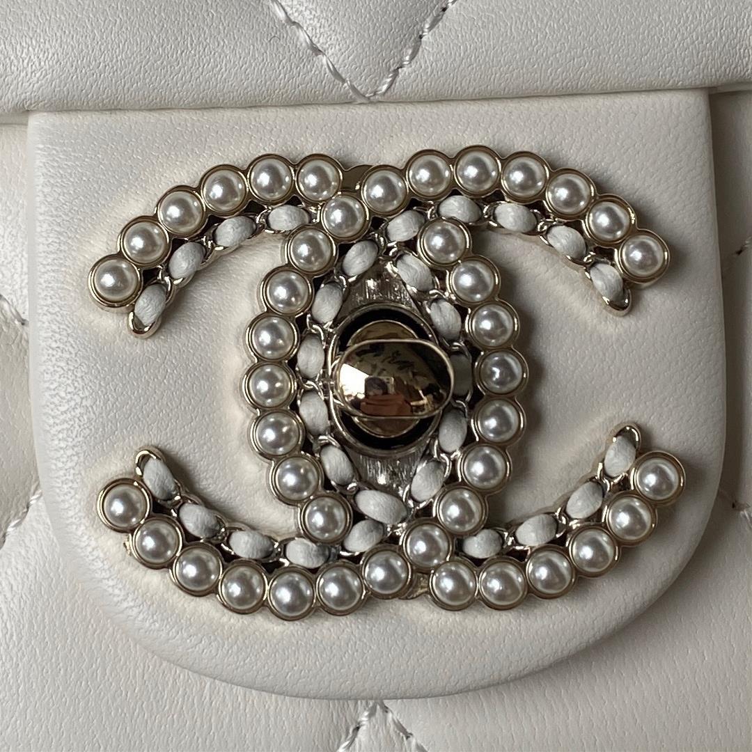 Chanel 23As popular pearl stick bag AS3791 has the same actual capacity as the CF small size I