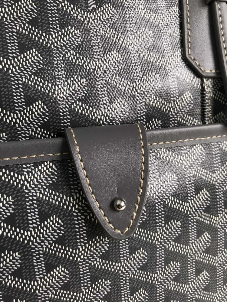 Goyard Ambassad messagebag Small BriefcaseThe AMBASSADE series is designed to meet the nee