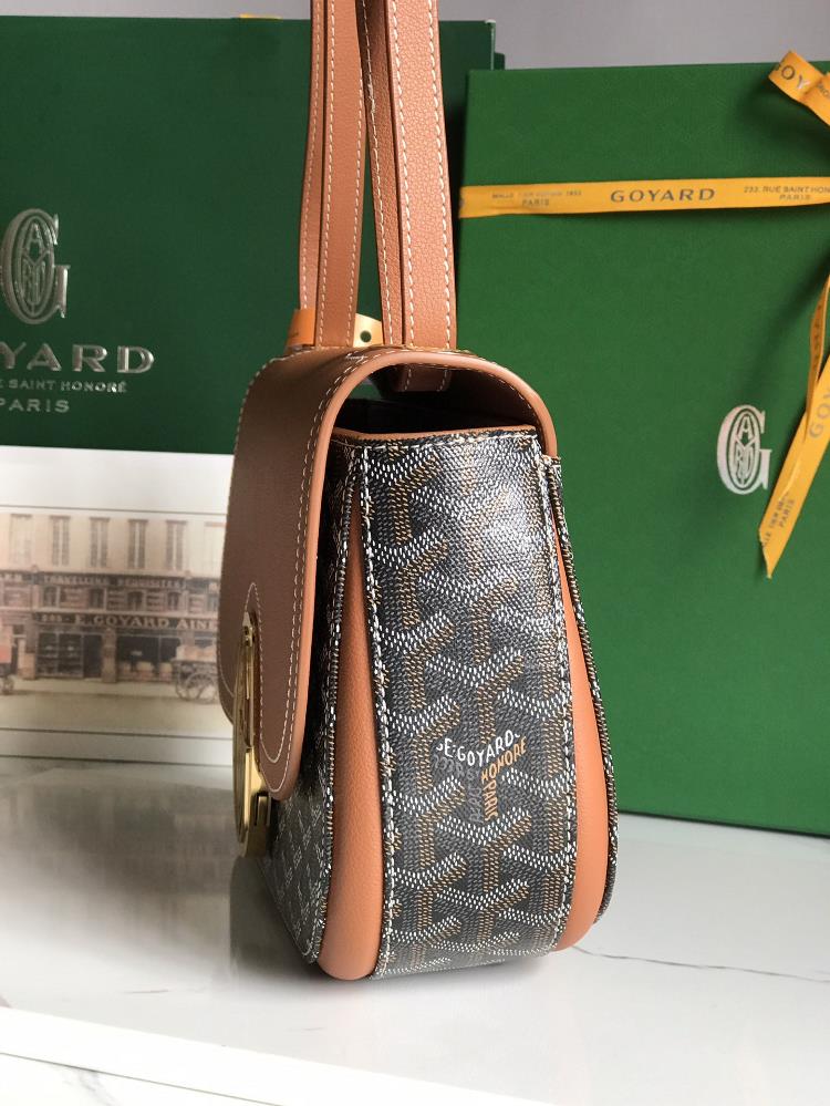 GOYARD 233 lll retains the iconic elements of the classic version such as eyecatching me