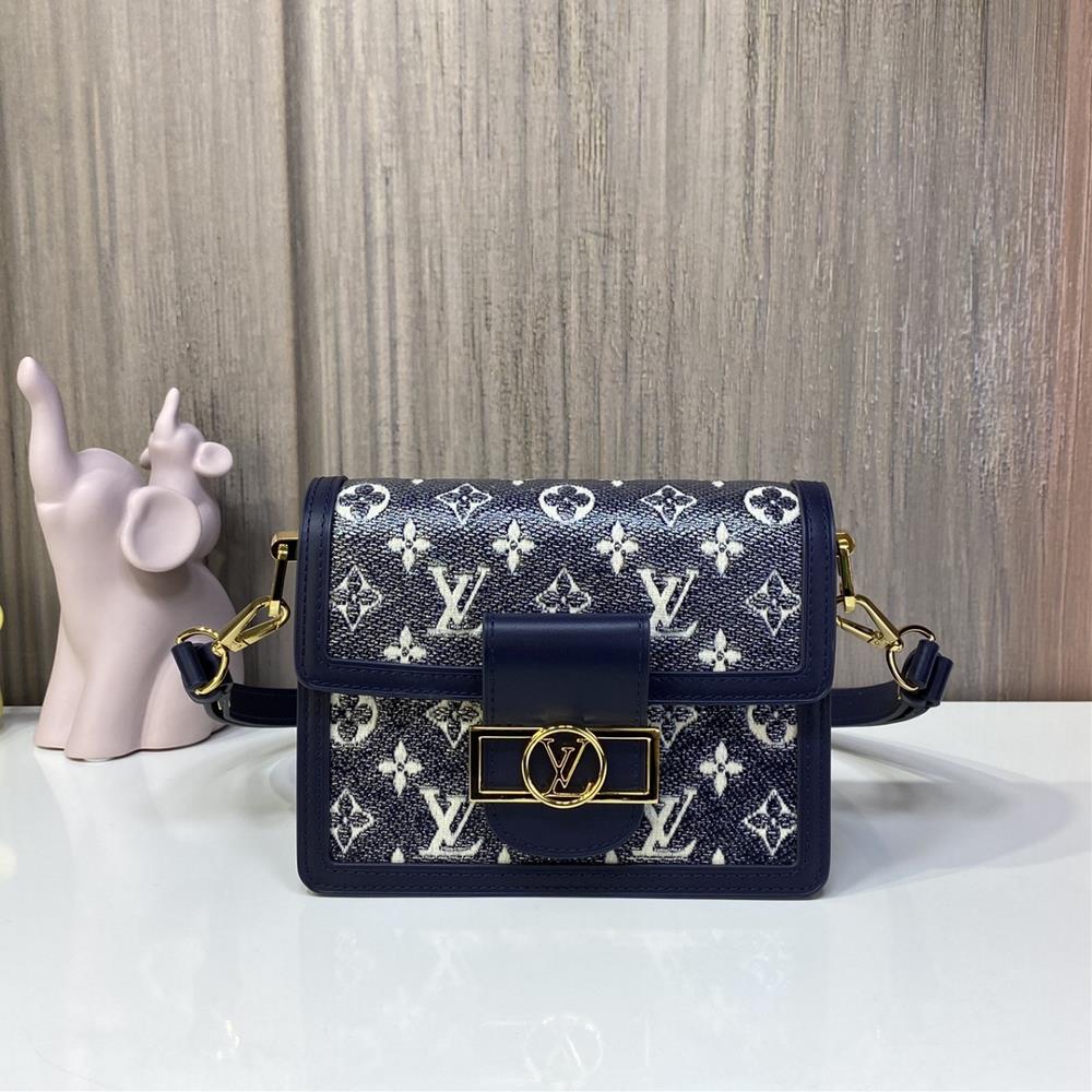 The new Daphne series M22826 blue Dauphine mini handbag is made of Monogram canvas and is coated wi