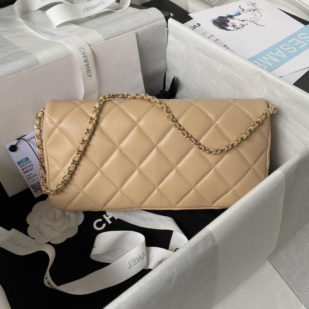 Chanel 23As popular pearl stick bag AS3791 has the same actual capacity as the CF small size I