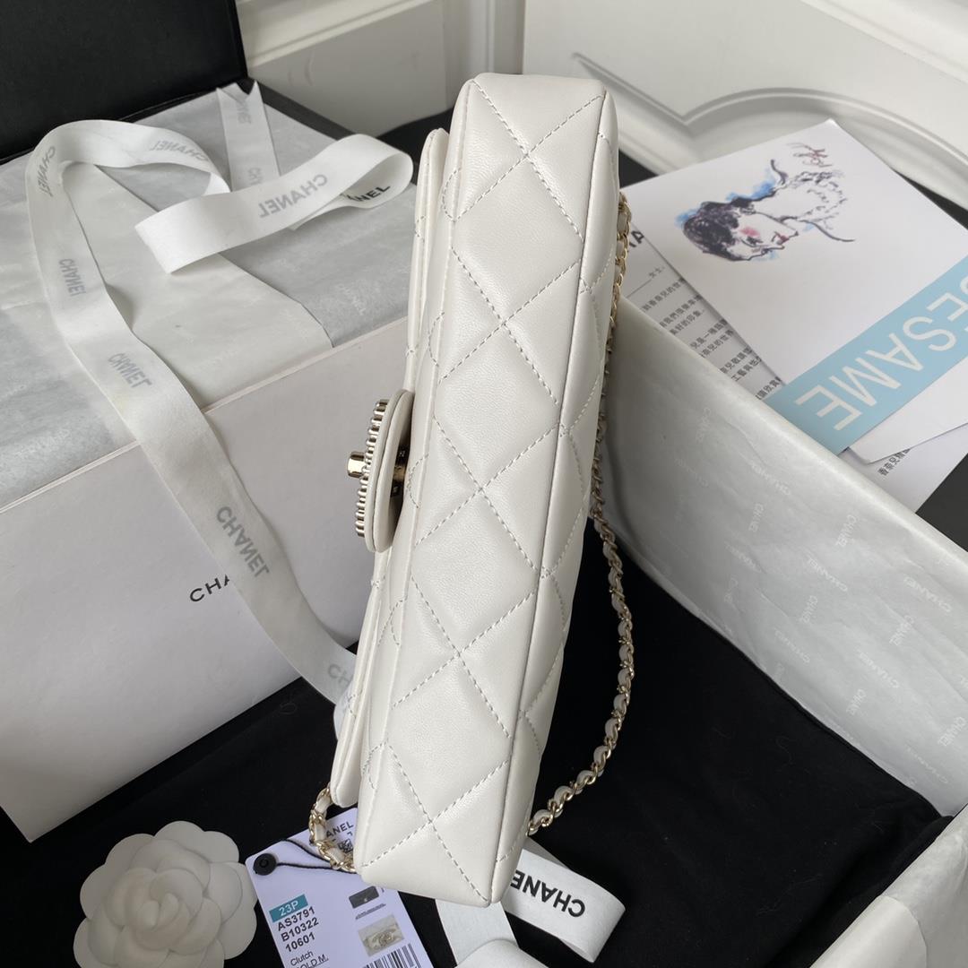 Chanel 23As popular pearl stick bag AS3791 has the same actual capacity as the CF small size I