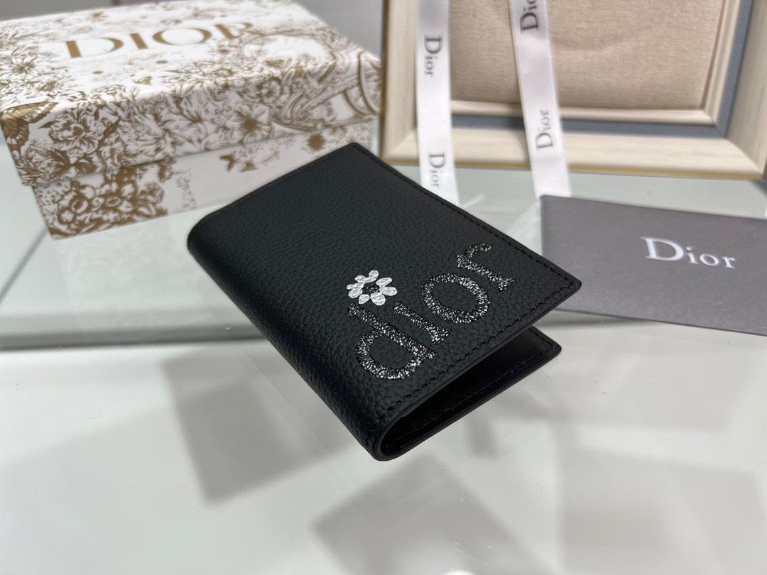 DIOR short clip This double fold clip is practical yet elegantThere are three card slots