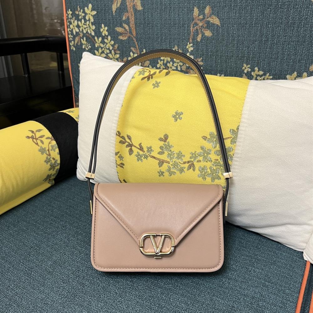 Model 1050S SmallGARAVANI LETTER small calf leather handbag with VLOGO SIGNATURE snap closureEquipped with detachable chain shoulder straps the cross