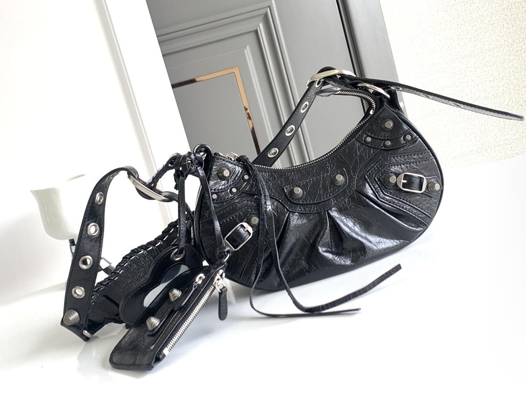 Balenciag Le Cagole Half Moon Underarm BagTo salute the classic motorcycle bag series the new heavy 