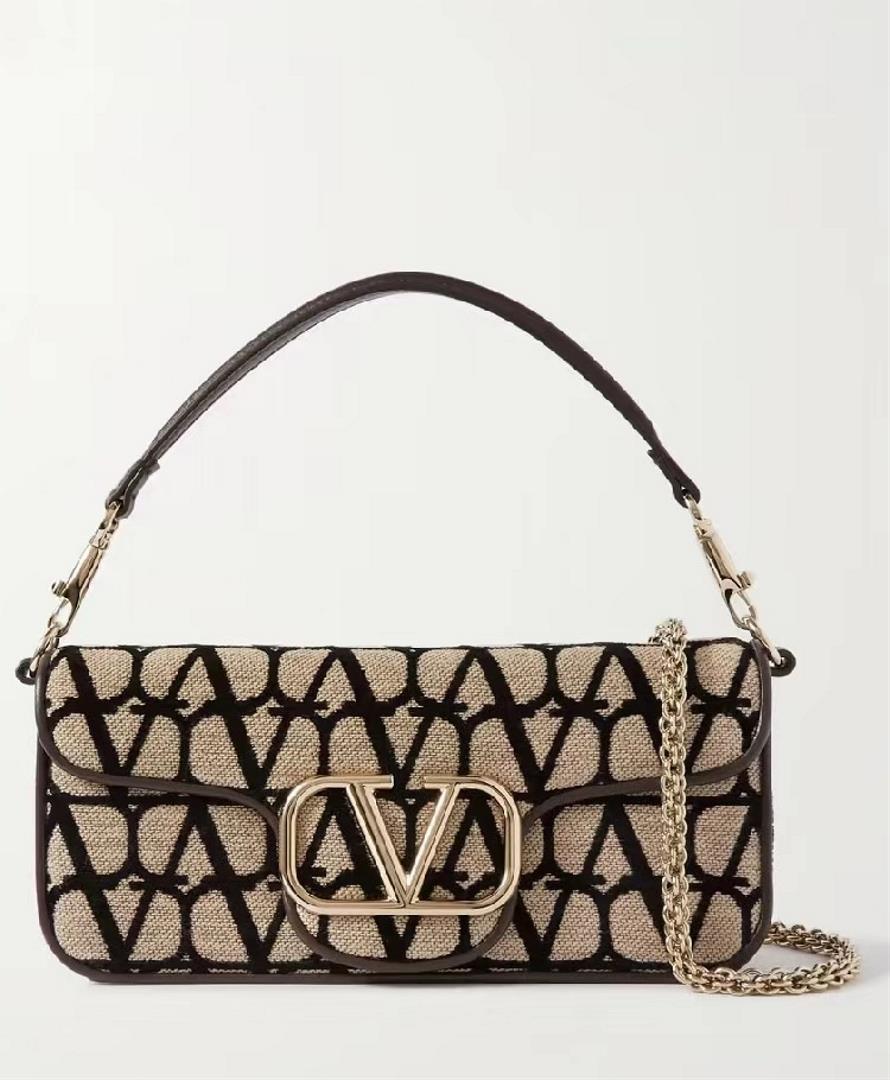 VALENTINO MINI LOC calfskinVLogo SignatureEquipped with detachable handle and detachable sliding cha