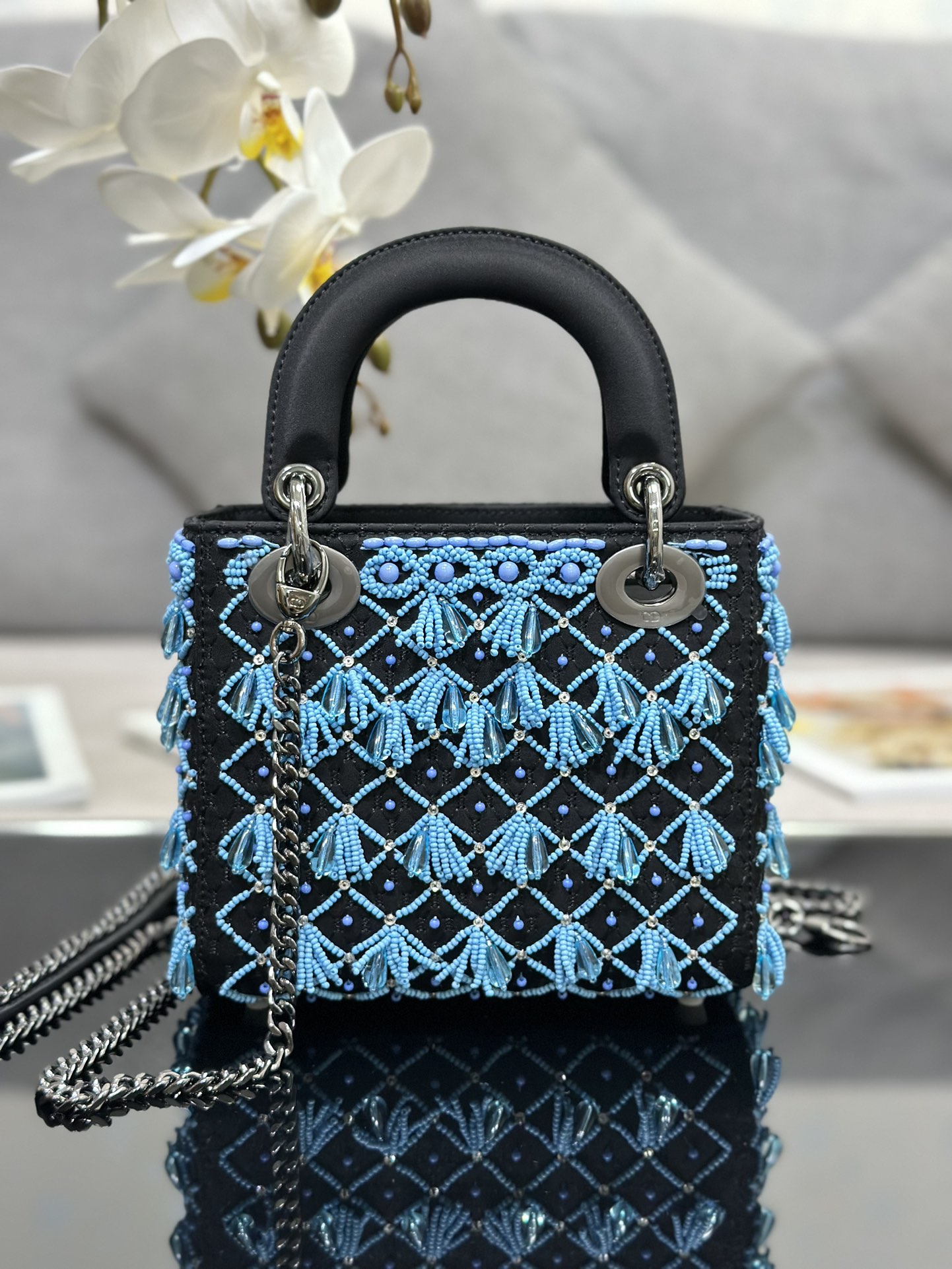 Lady Diors new three grid embroidered water drop blue bead is a brand new item of this season 