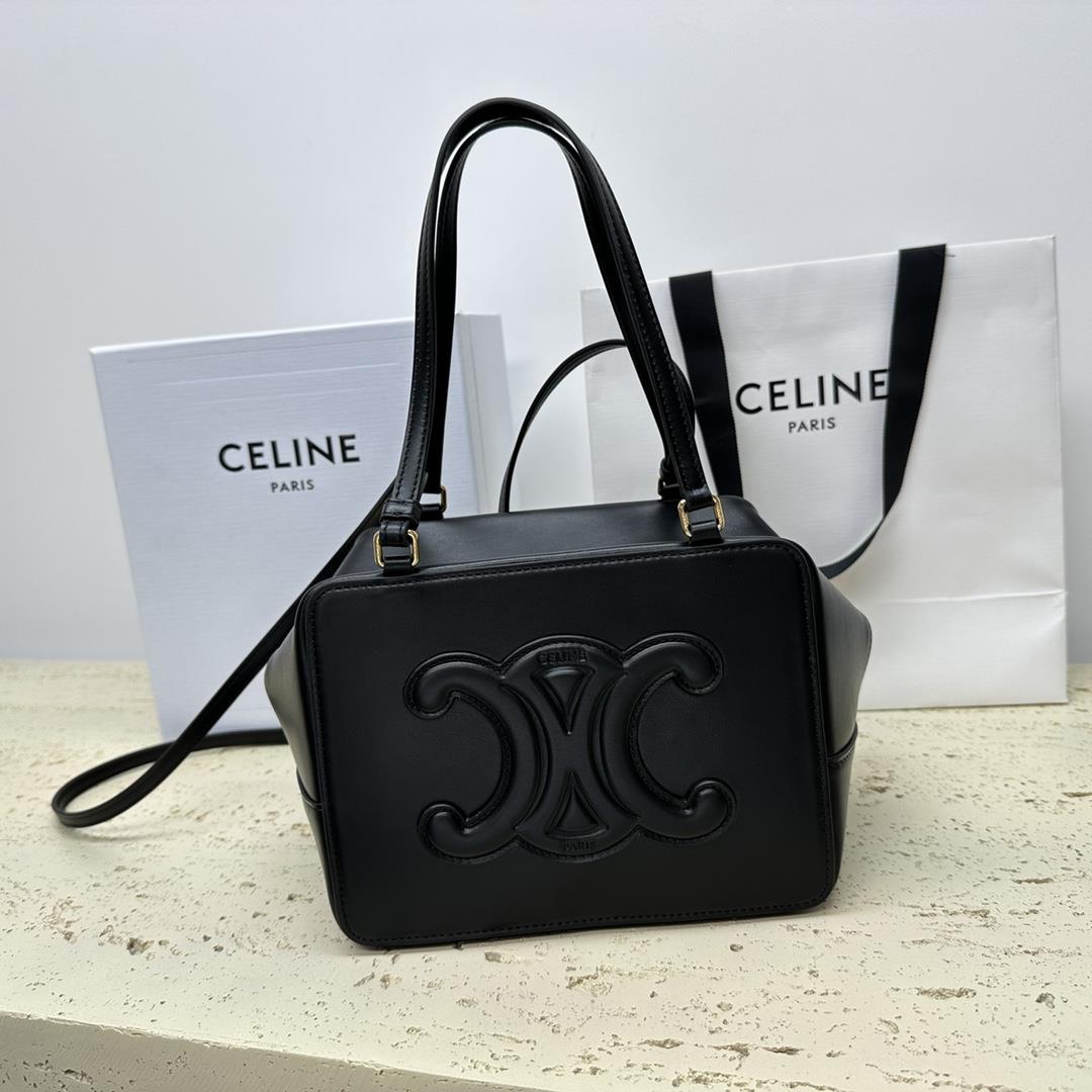 Celines new FOLDED CUBE smooth cow leather handbag lined with suede cow leather carrying shoulder an