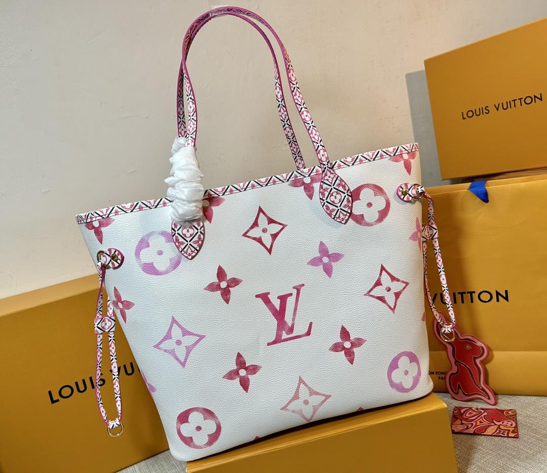 M22980 Pink This Neverfull Medium handbag features a Giant Monogram pattern on elegant canvas 