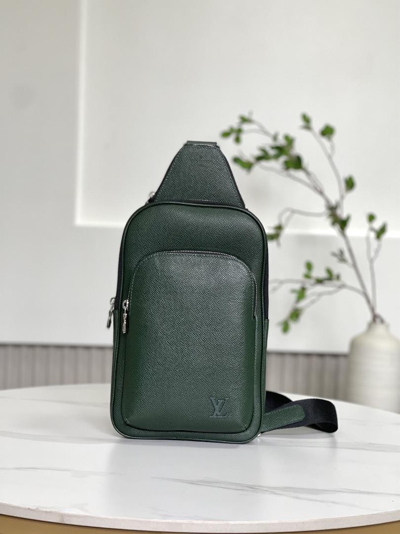 M30863 green20 x 31 x 7 cmLength x Height x WidthTaga cow leatherCowhide leather trimFabric liningFr