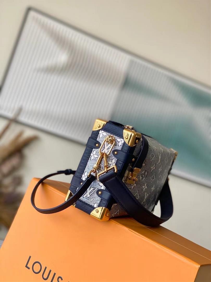 The toplevel original M22944 Blue Box Bag Box Series This Side Trunk handbag is a remarka