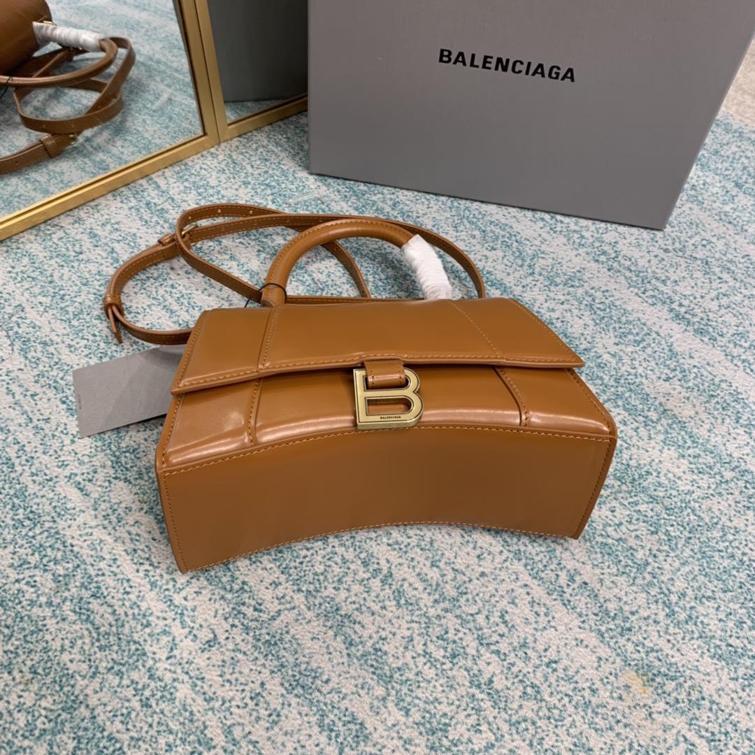 New color upgraded ScaramelThe hourglass bag that you have asked me N times is comingBalenciag