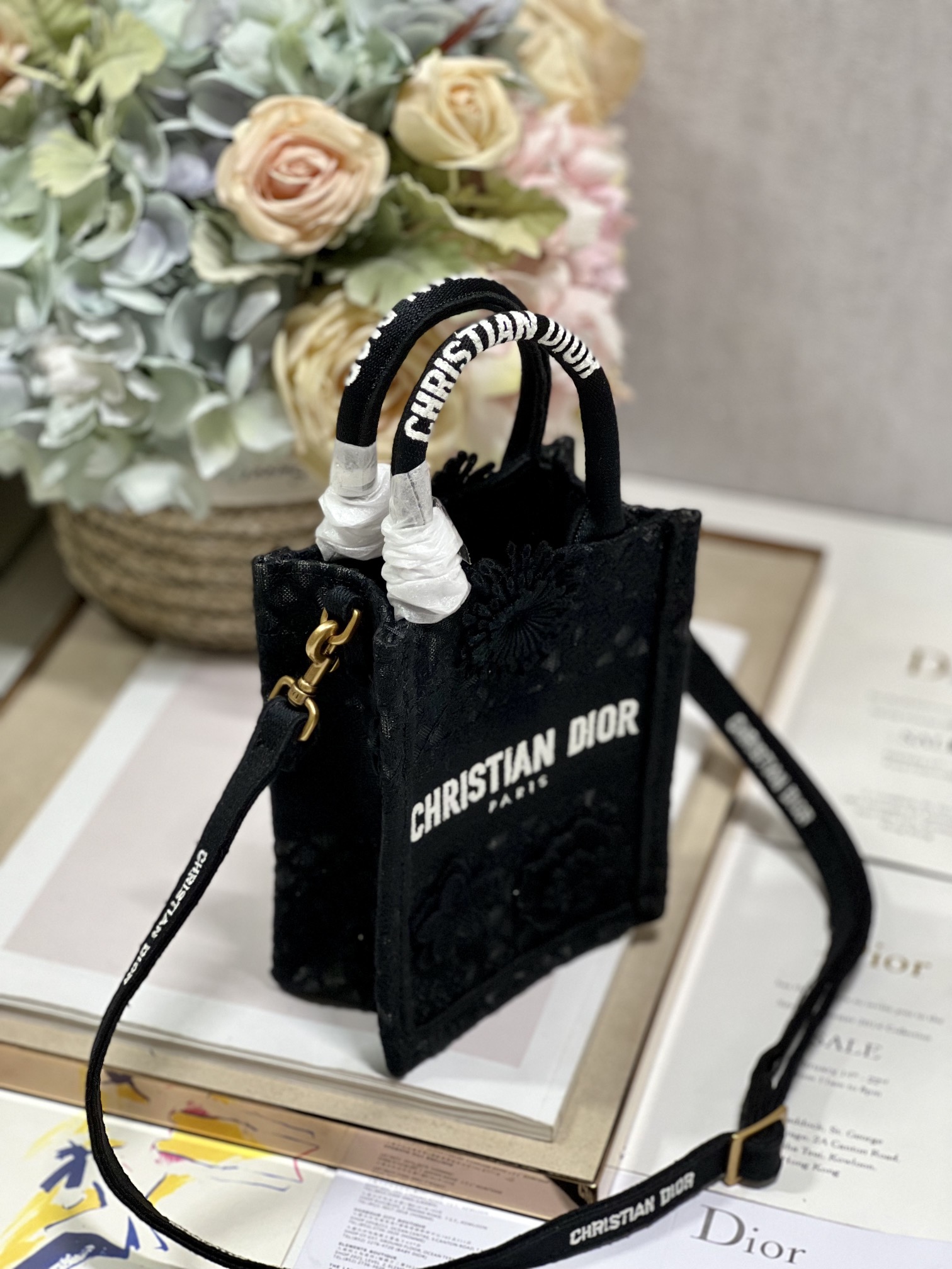 Dior Mini BOOK TOTE Mobile Bag Fish Silk BlackThis phone bag is a new product of this season d