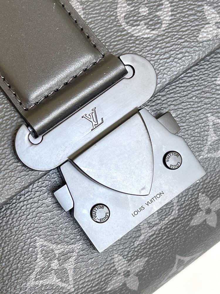 In addition to its personalized design the LV Bag M46794 is also highly functional The m