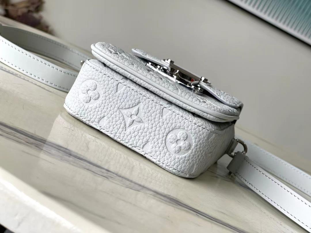 The M82568 Grey SLock Vertical Mini Handbag features an iconic SLock lock inspired by Geo