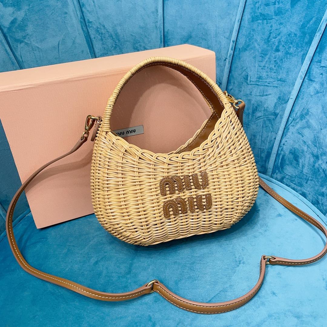 M family5BC125 a milleiu summer pastoral style woven cabbage basket bag has a leather logo logo sewn