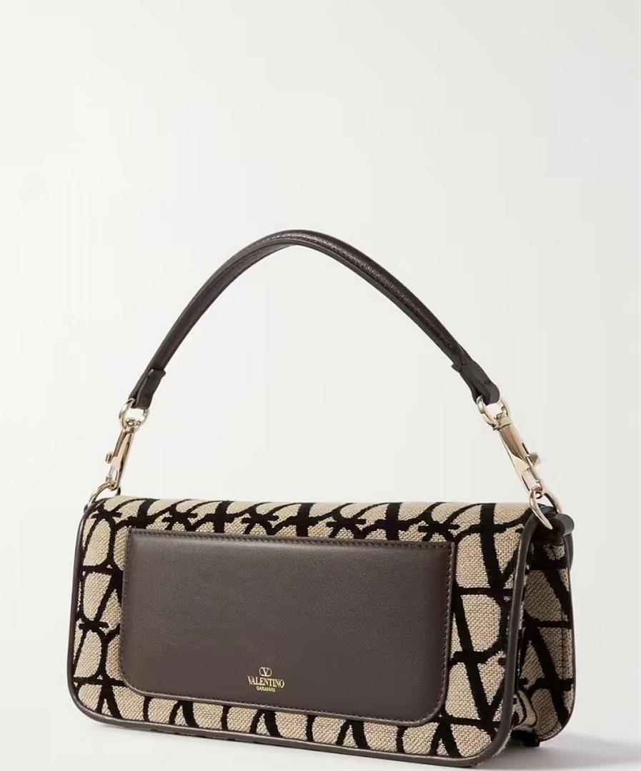 VALENTINO MINI LOC calfskinVLogo SignatureEquipped with detachable handle and detachable s