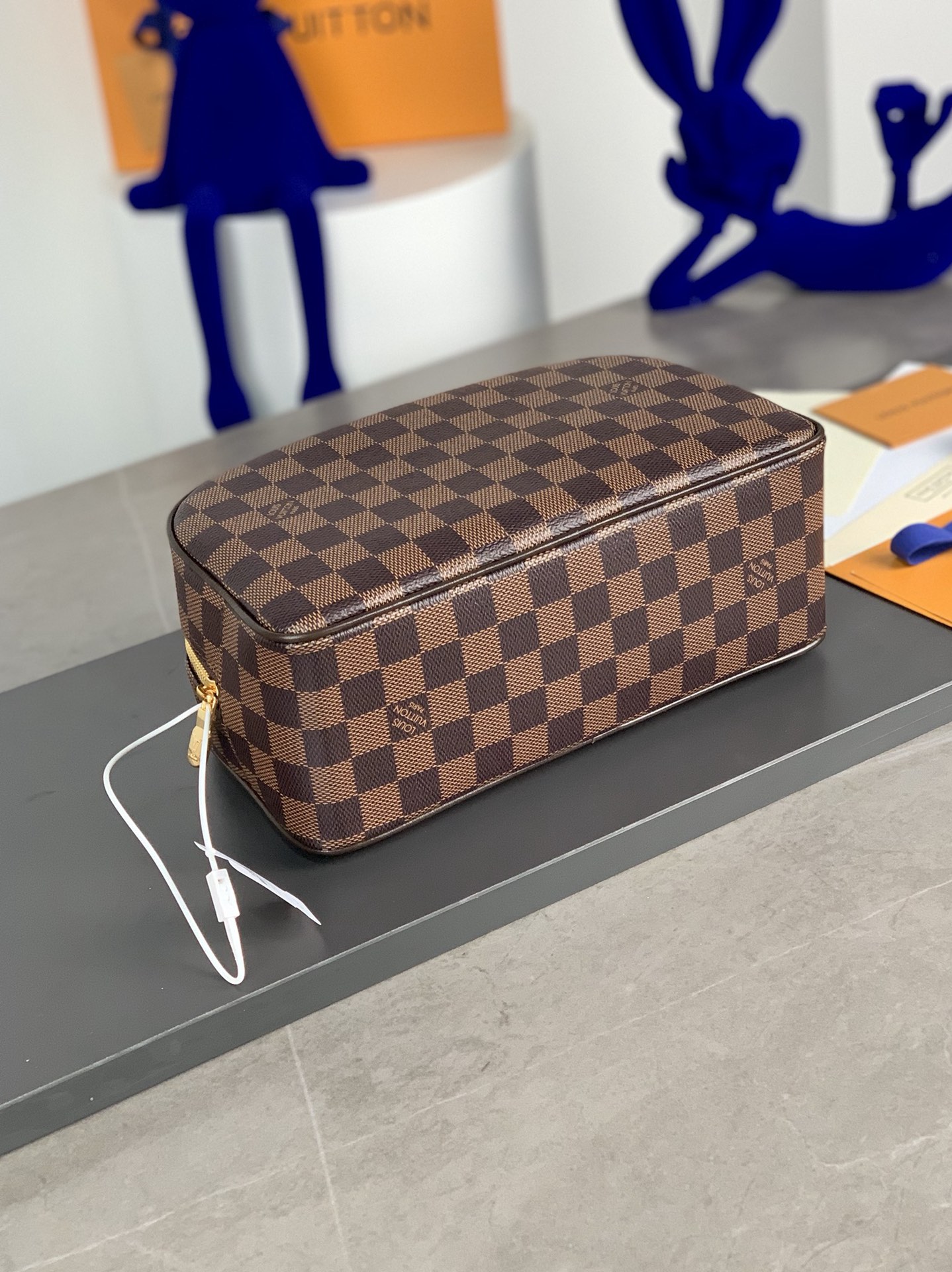 47527 New coffee bar Makeup bag This Damier canvas toilet bag has a slightly circular pocket s