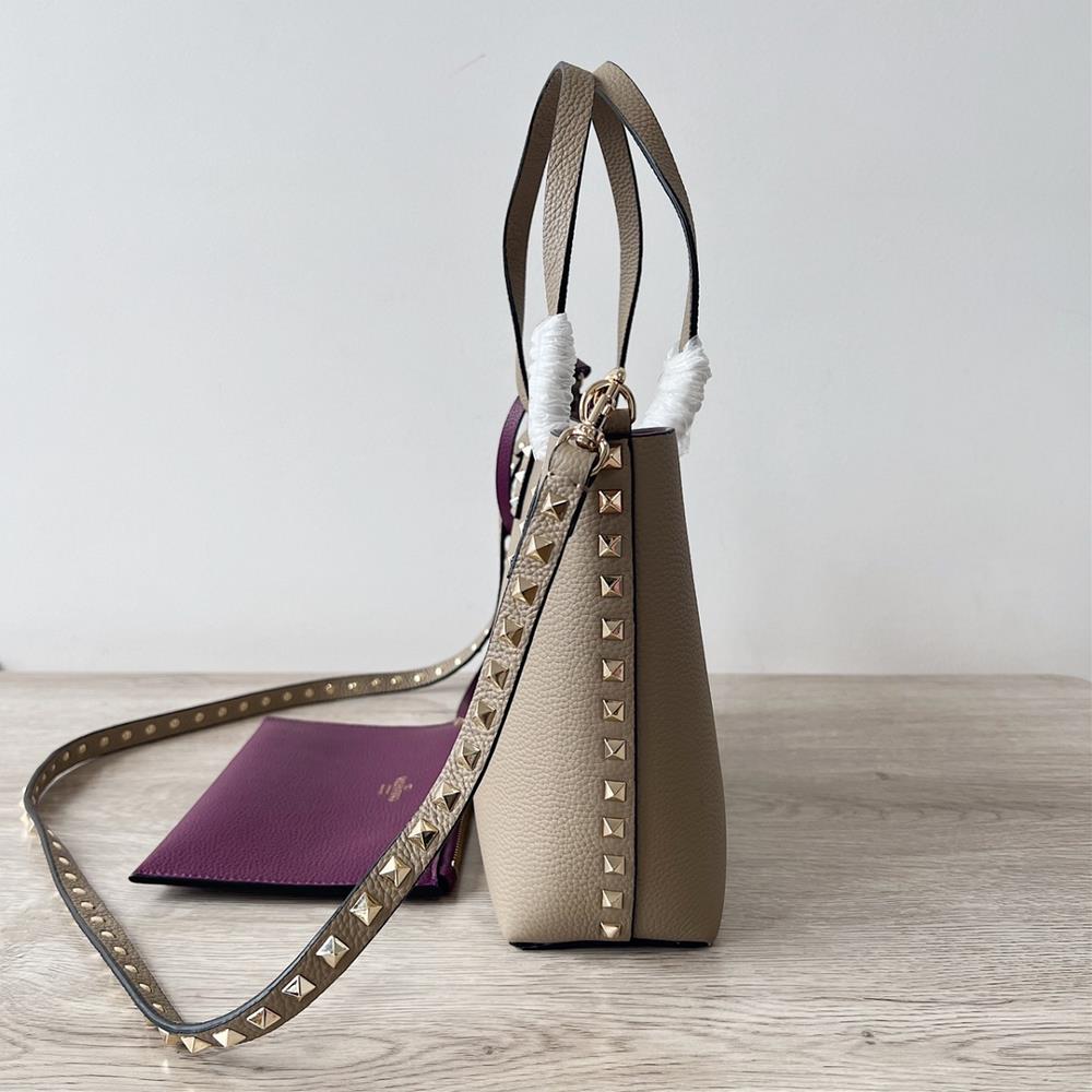 Valentino Valentinos new doublesided shopping bag made of lychee grain leather paired