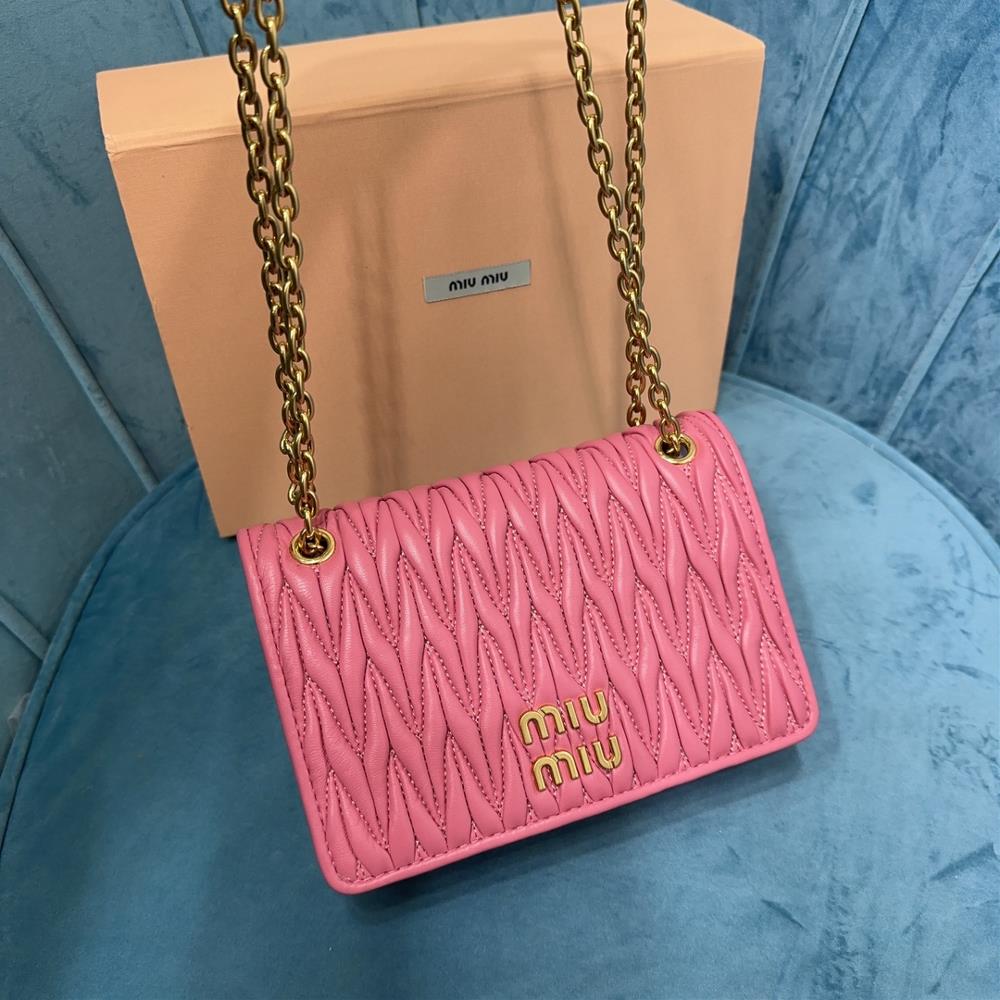 The miumiu familys new stock new soft sheepskin handbag features the classic 5BP065 logo