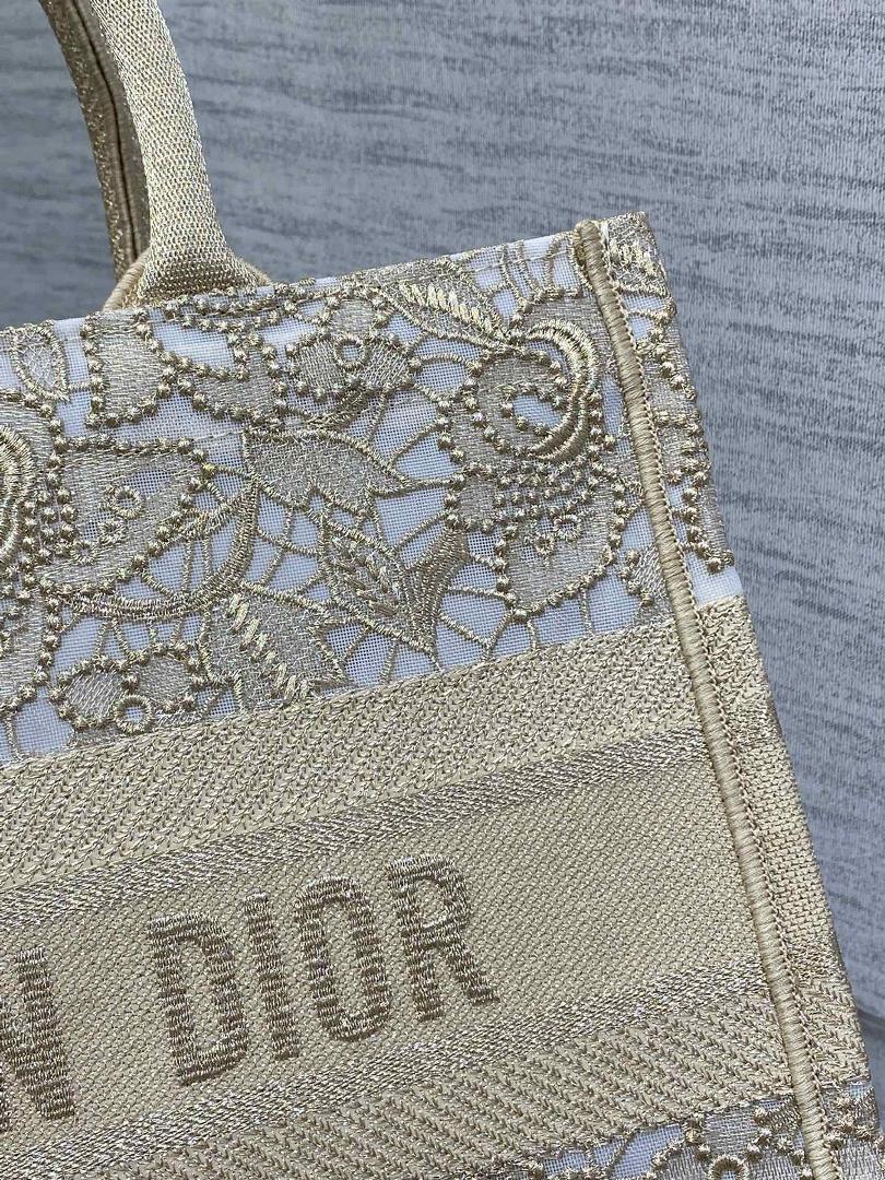 The latest lace mesh series from the mid size Tote is elegant and atmospheric When placed sepa