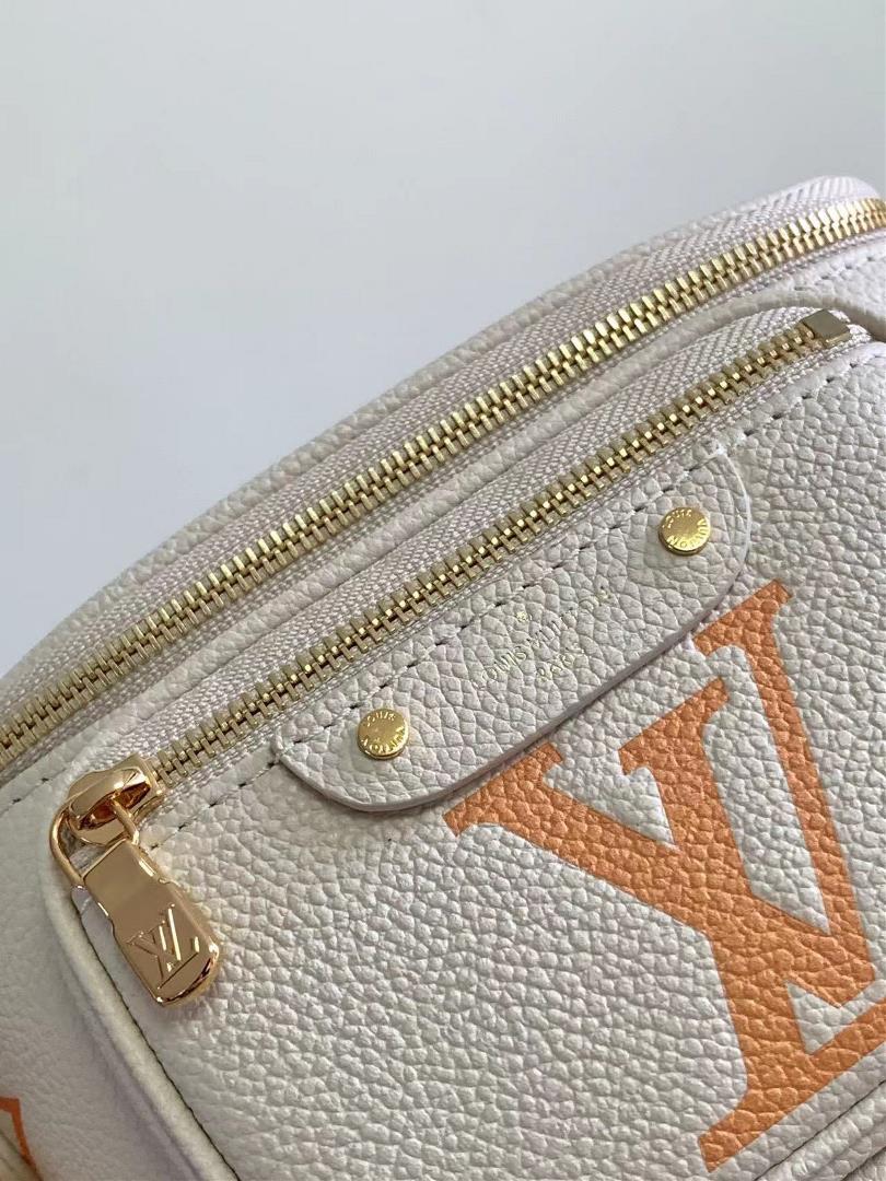 M82208 m82347 This Mini Bumbag handbag comes from the LV Gradient collection and features a gr