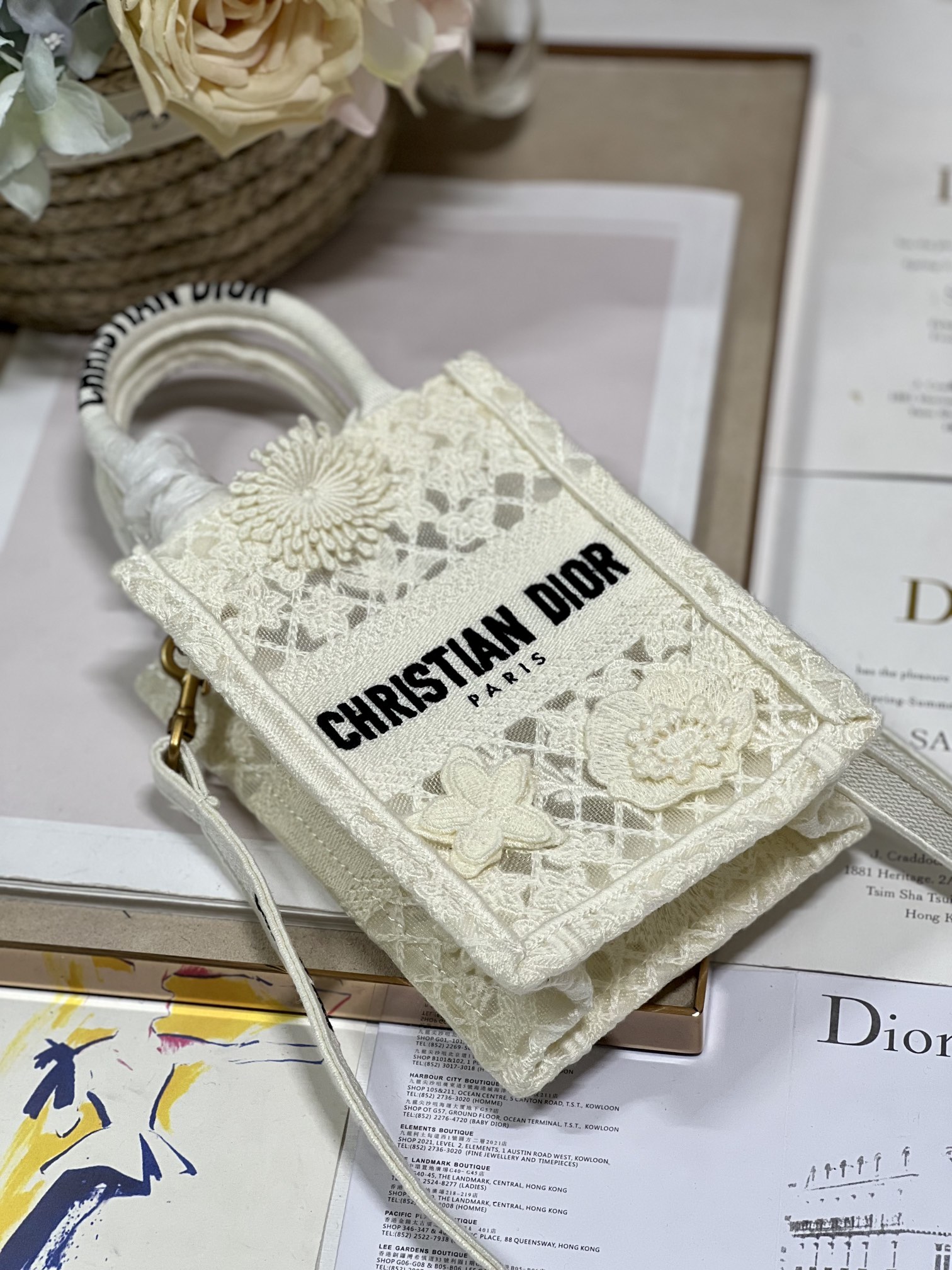 Dior Mini BOOK TOTE Mobile Bag Fish Silk WhiteThis phone bag is a new product of this season d