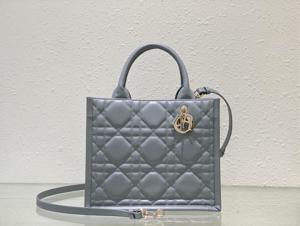 Dior New Tote Shoulder StrapThis Dior handbag is Diors newly launched flagship item showcasing its modern and elegant practical design during the 20