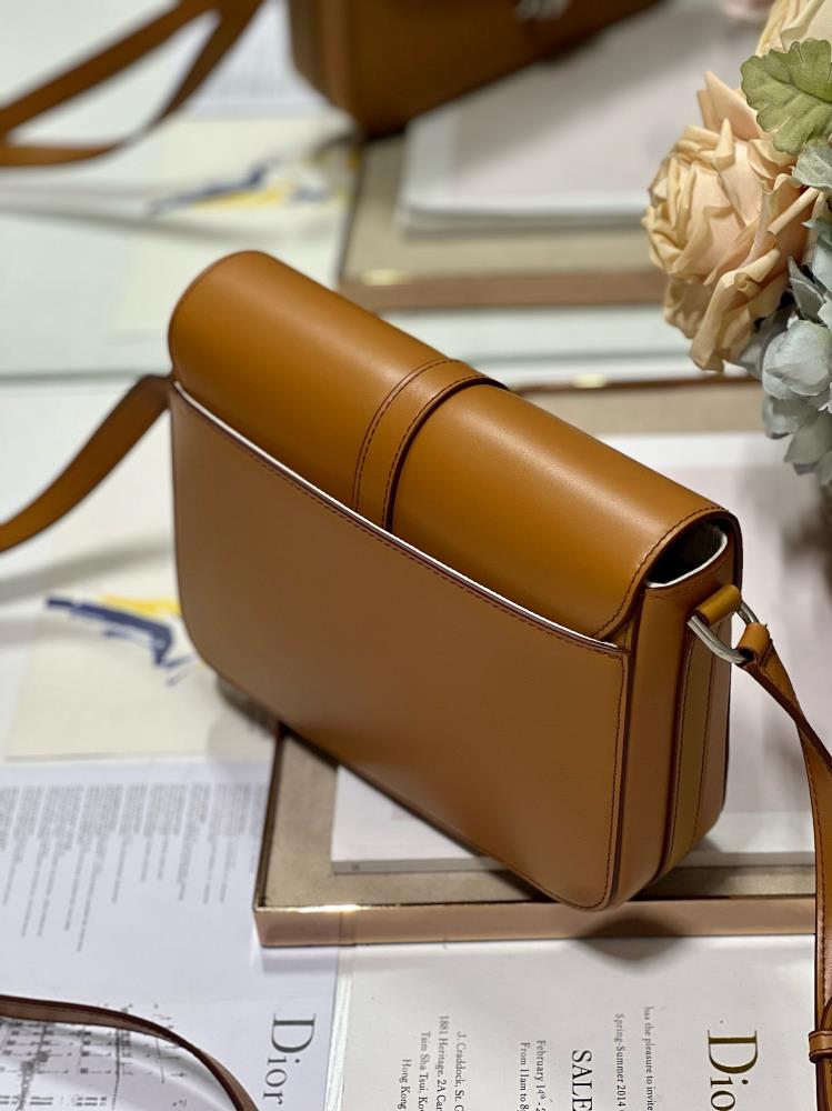 Dior Men 24 SpringSummer Mens Bag BrownDior reinterprets the new style and elements of H