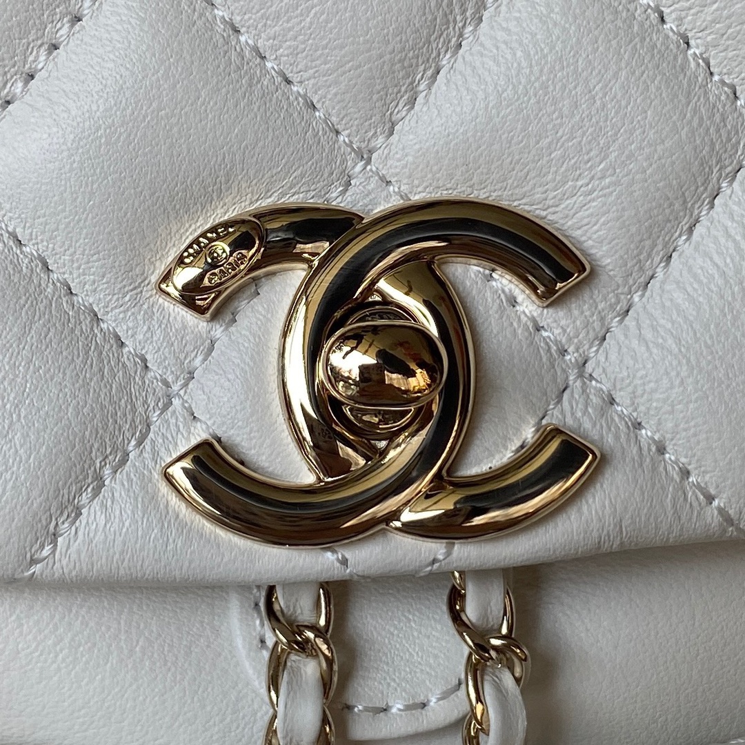 The Chanel23P super popular double backpack is very small in size, similar to the old duma and