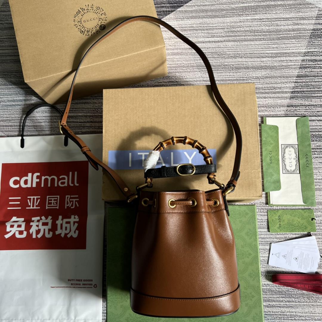 Equipped with a complete set of counter green packaging GG this mini bucket bag combines two r